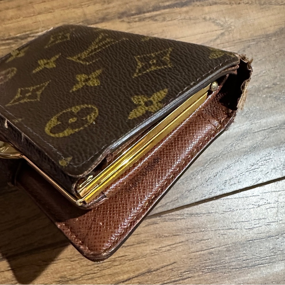 AUTHENTIC Louis Vuitton wallet. Monogram pattern. - Picture 12 of 16